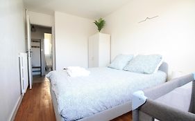 Lacolline-ponthebert,com - Appartement Entier Rénové -Grand Parking gratuit, Tout équipé, Confortable, Netflix et Amazon Prime Gratuits et Illimités, Matelas Emma, Lave Linge, Vue sur la Vallée, RDC